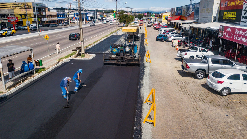 pavimentação na marginal da Rodovia João Leopoldo Jacomel